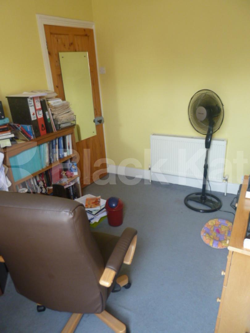 			2 Bedroom, 1 bath, 1 reception House			 Aldworth Road, STRATFORD